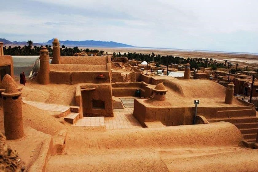 Day 3 – Drive to Garmeh Oasis (Central Desert)