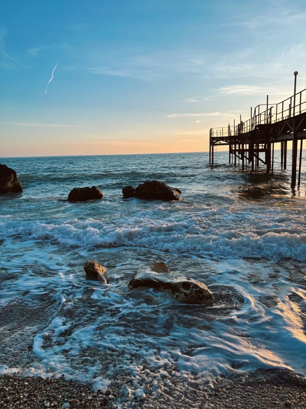 • Experiencing the lush, green landscapes of the Caspian Sea coast (Gilan).
