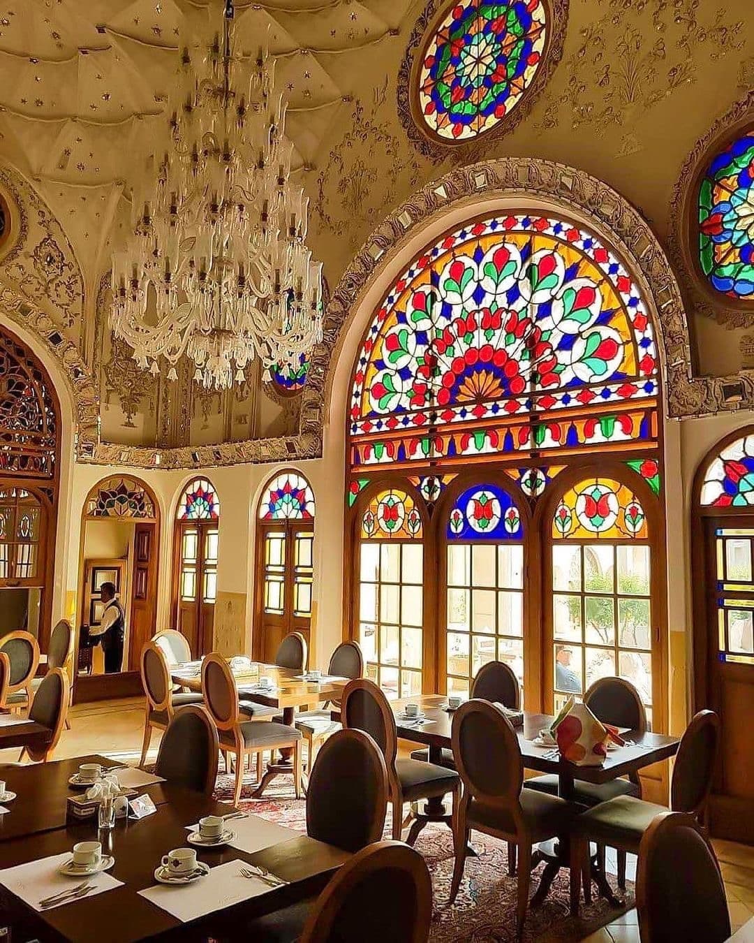 • Dining in carefully selected, atmospheric historical venues.